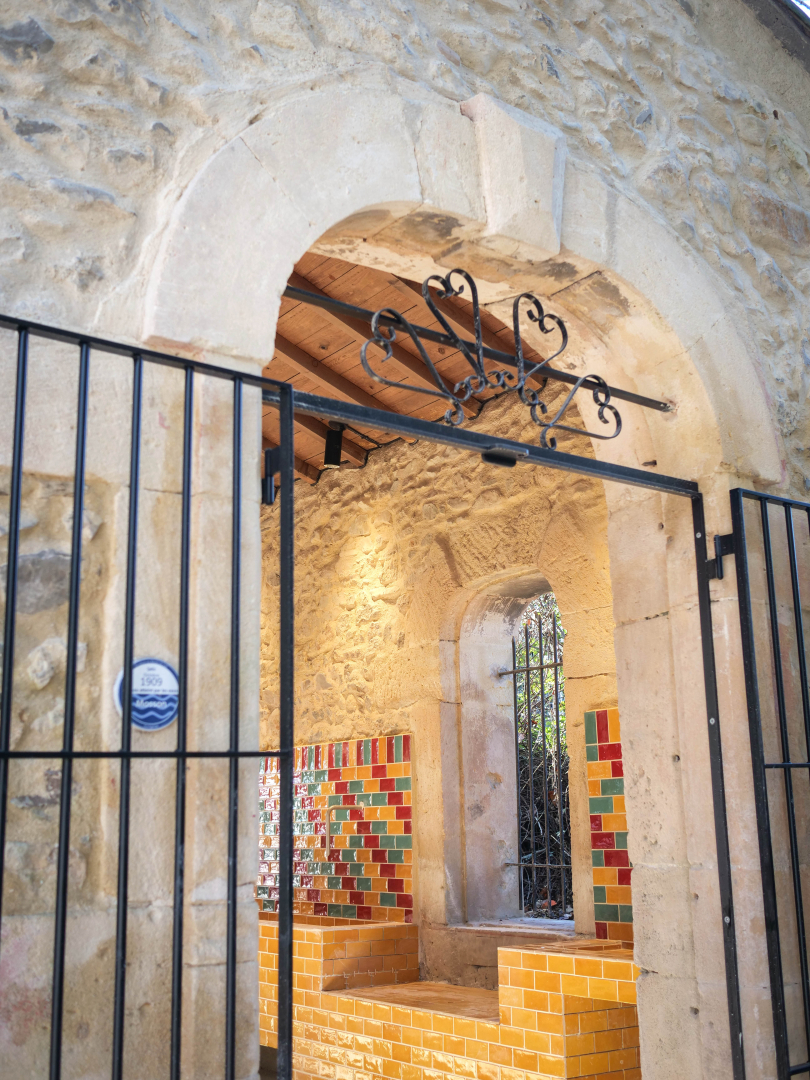 Vue extérieure et intérieure depuis une porte d'accès de la buvette