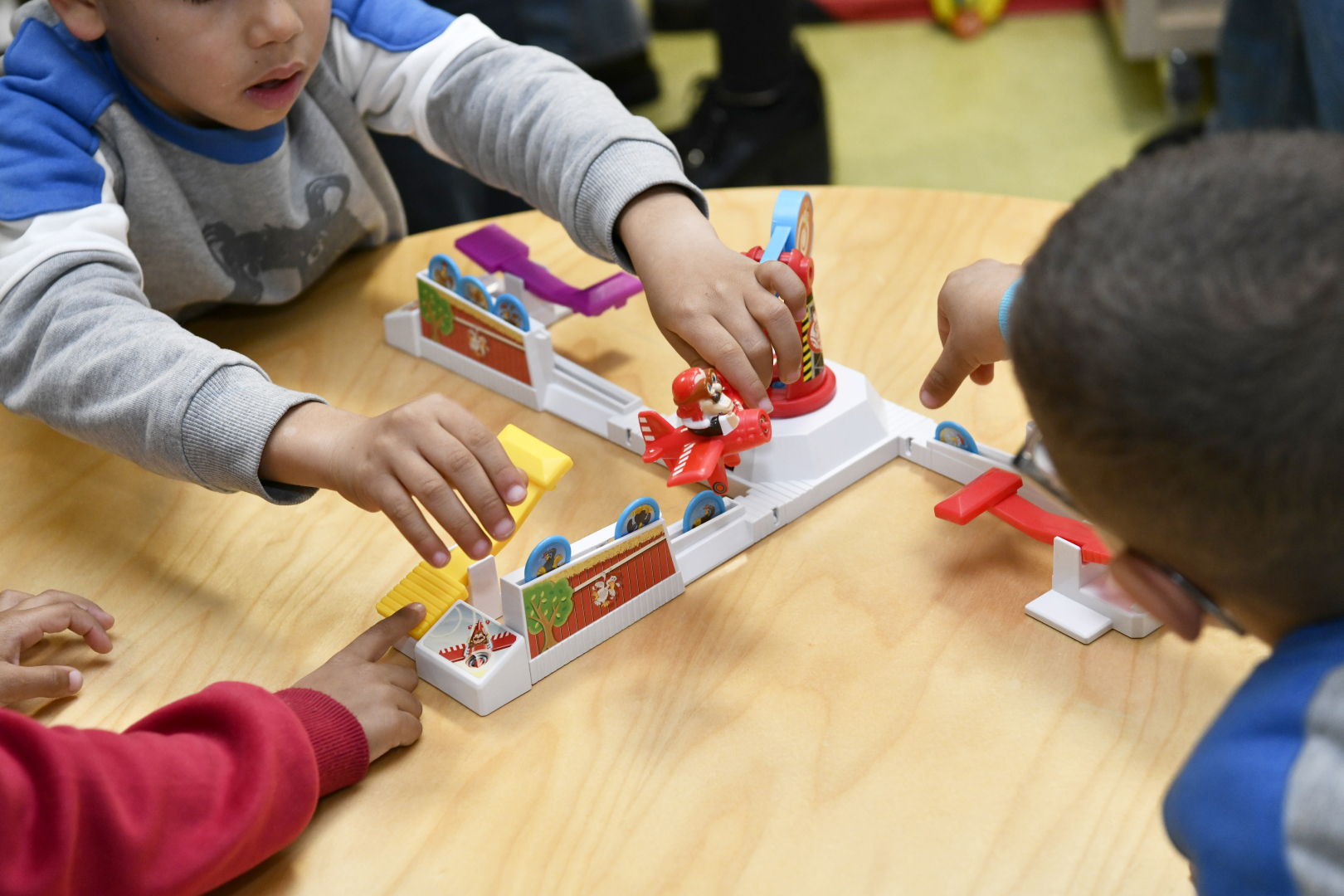 enfants jouant ensemble autour d'une table