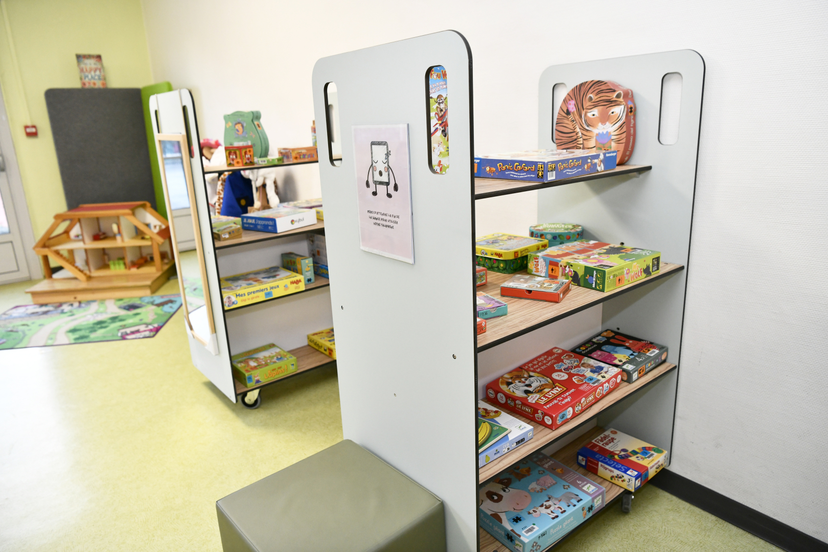 étagères jouets jeux de plateau jeux en bois