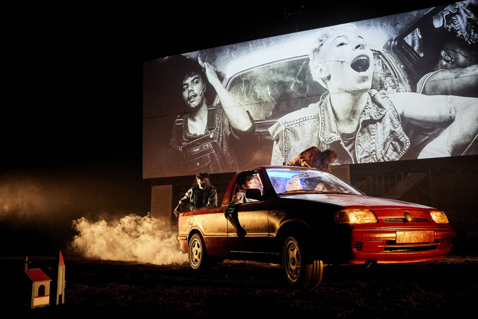 Scène de voiture sur scène, avec projection sur grand écran