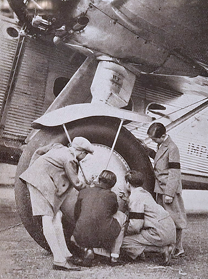 Enfant dans les années 30 regardant une roue d'avion