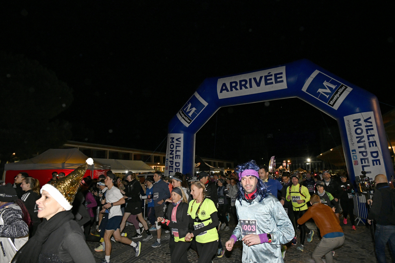 Les coureurs de l'Urban Trail 2025 franchissent la ligne d'arriv&eacute;e
