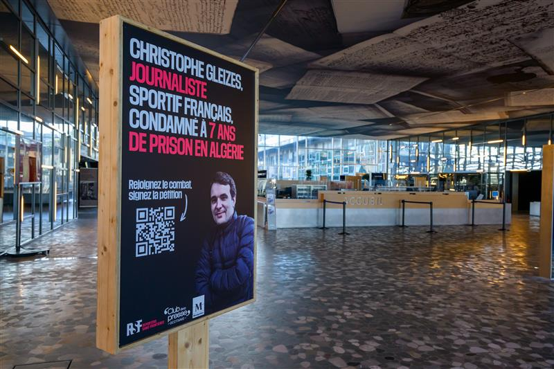 Portrait dans le hall de la mairie