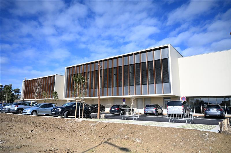 Extérieur du palais des sports, parking, ciel  