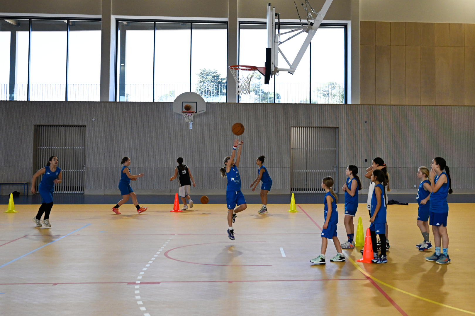 jeunes joueuses de basket dans le palais des sports 