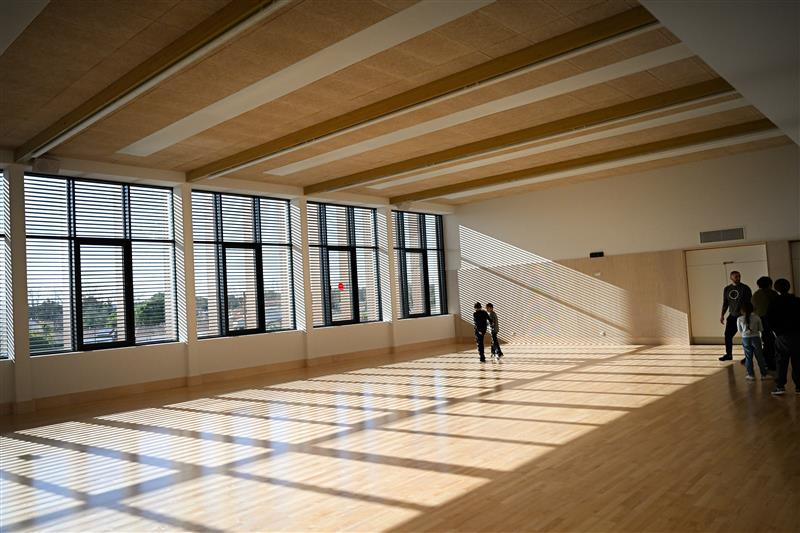 salle multi usages lumineuse avec parquet, individus 