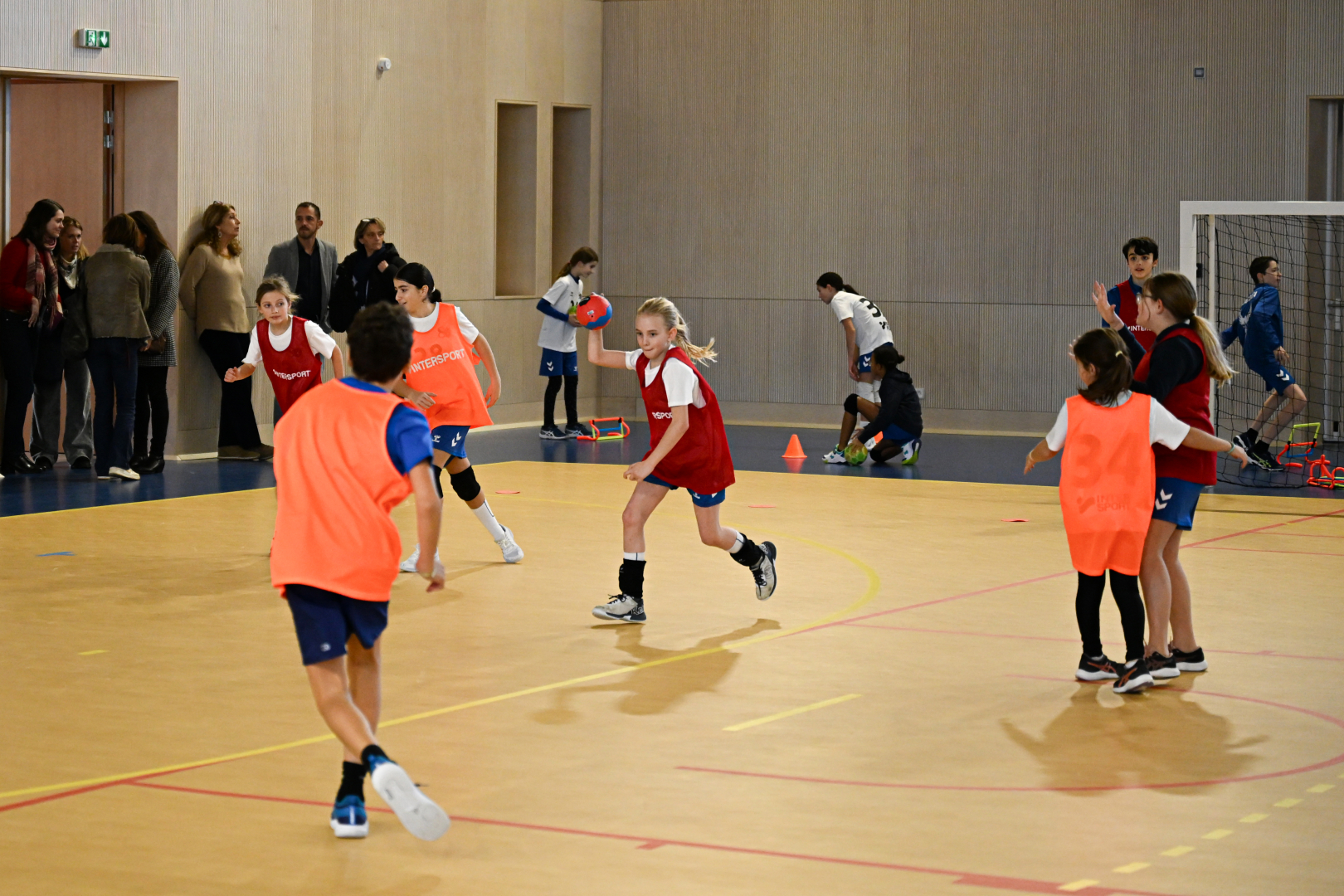 jeunes joueurs et joueuses du Lattes handbal en action dans le gymnase