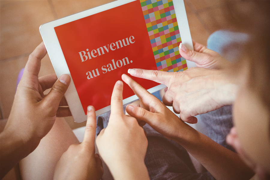 Groupe de mains pointant un petit carton indiquant "bienvenue au salon"