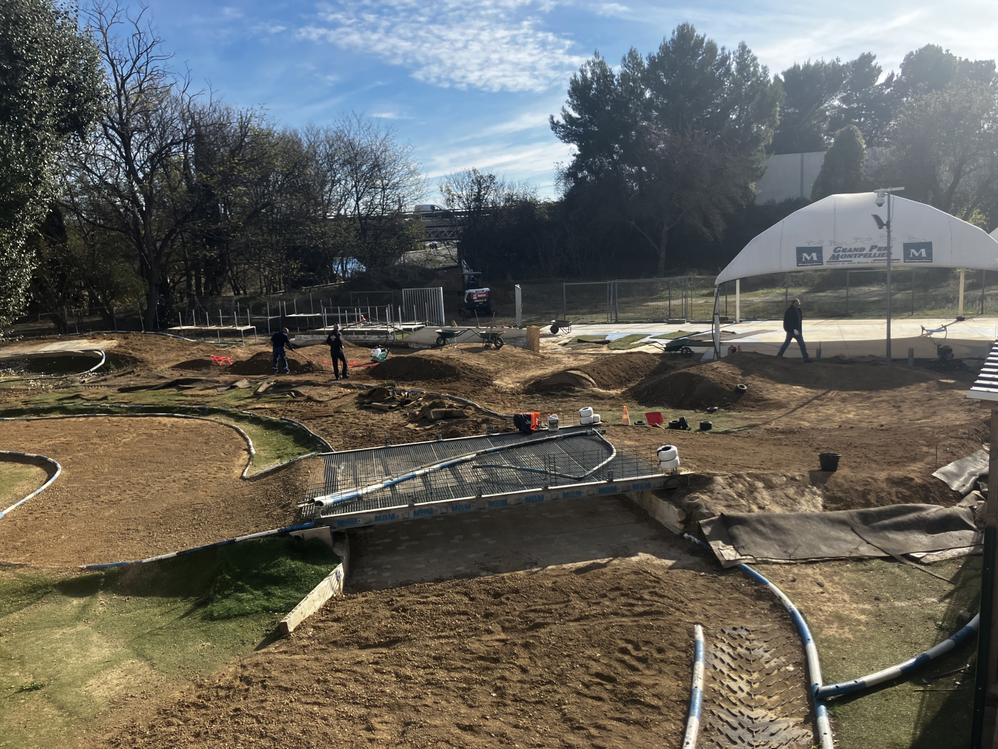 transporter la terre, retirer les cailloux, aplanir au rouleau compresseur... Le circuit s'entretient comme un jardin...