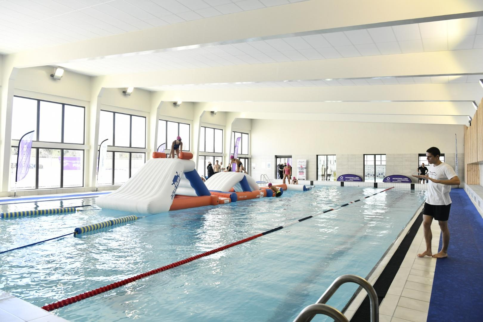 bassin intérieur de 25 mètres structure gonflable flottante nageurs maître-nageur fenêtre