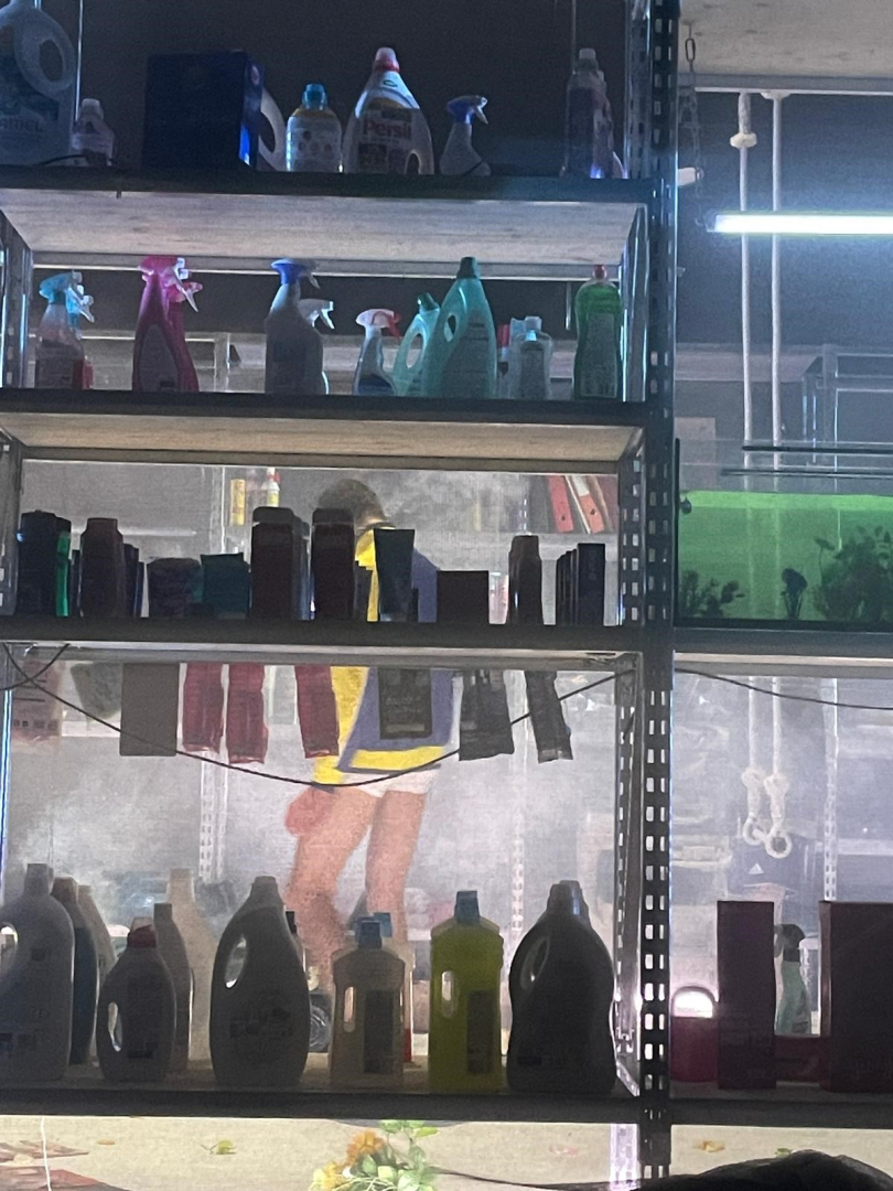 Etagères avec bouteilles, décor d'occupations