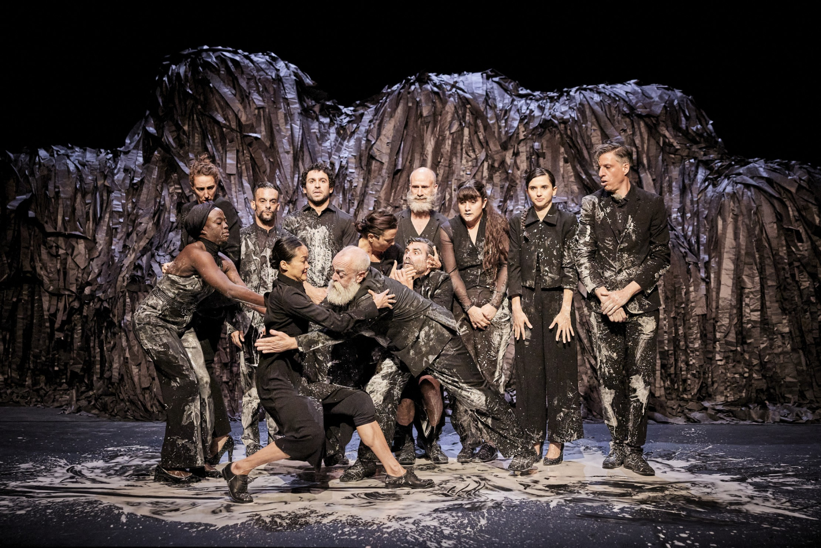 Groupe de personnages sur fond noir