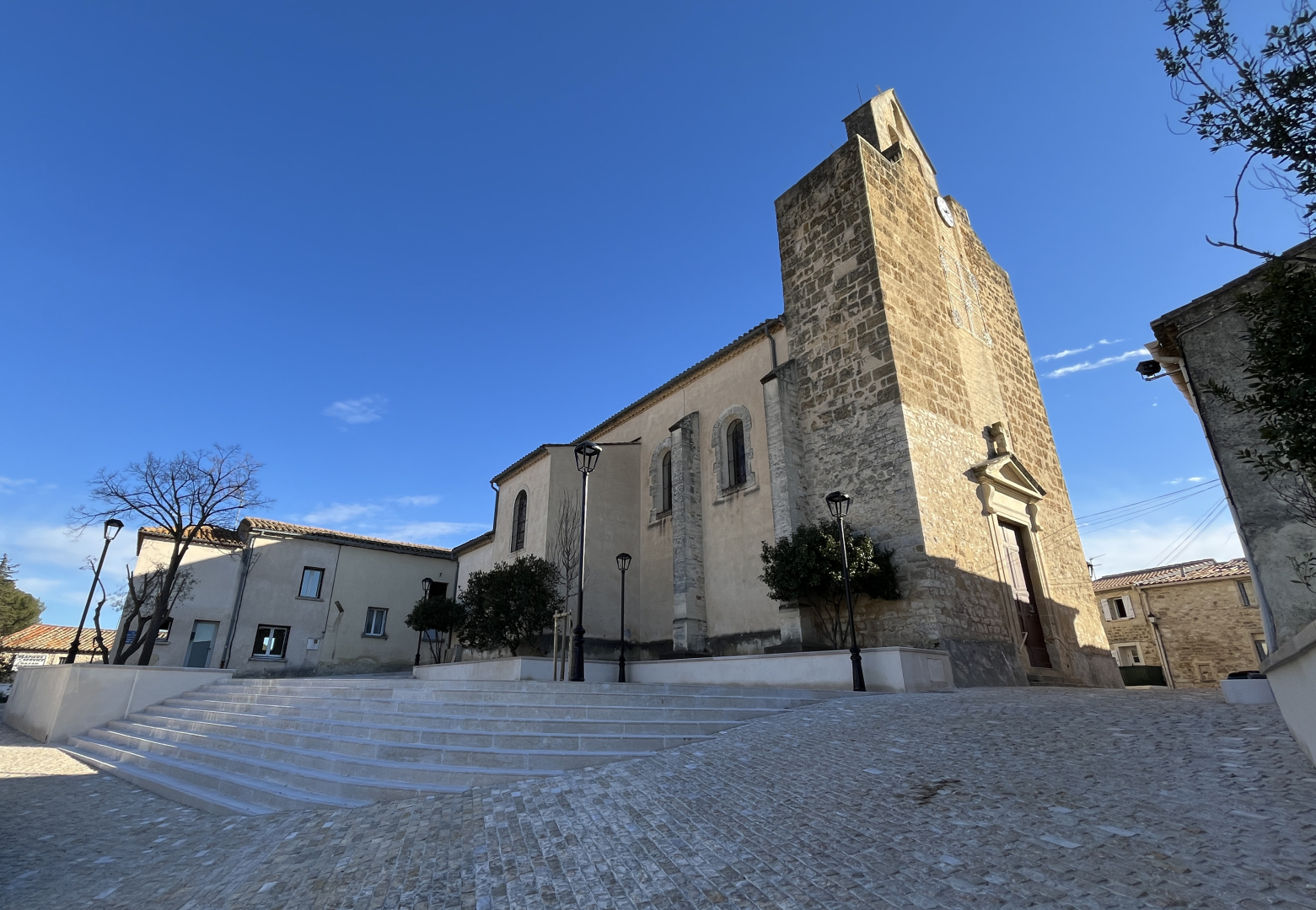 Clapiers place de l'eglise rénovée