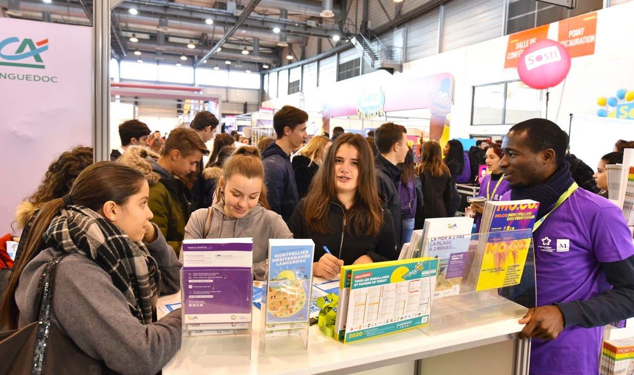 Groupe de jeunes filles au salon de l'enseignement supérieur