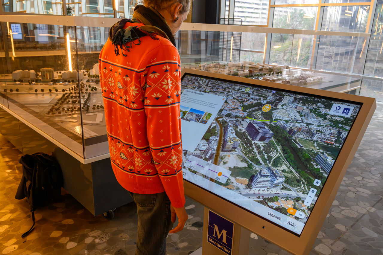 Borne 3D dans le hall de l'h&ocirc;tel de Ville