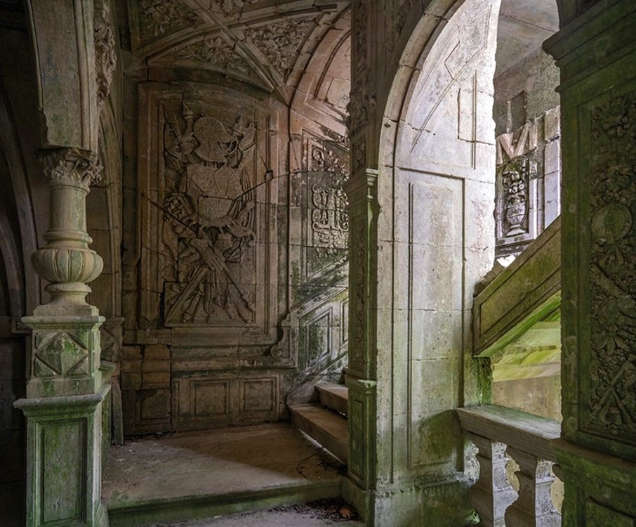 Vue intérieure d'un escalier abandonné