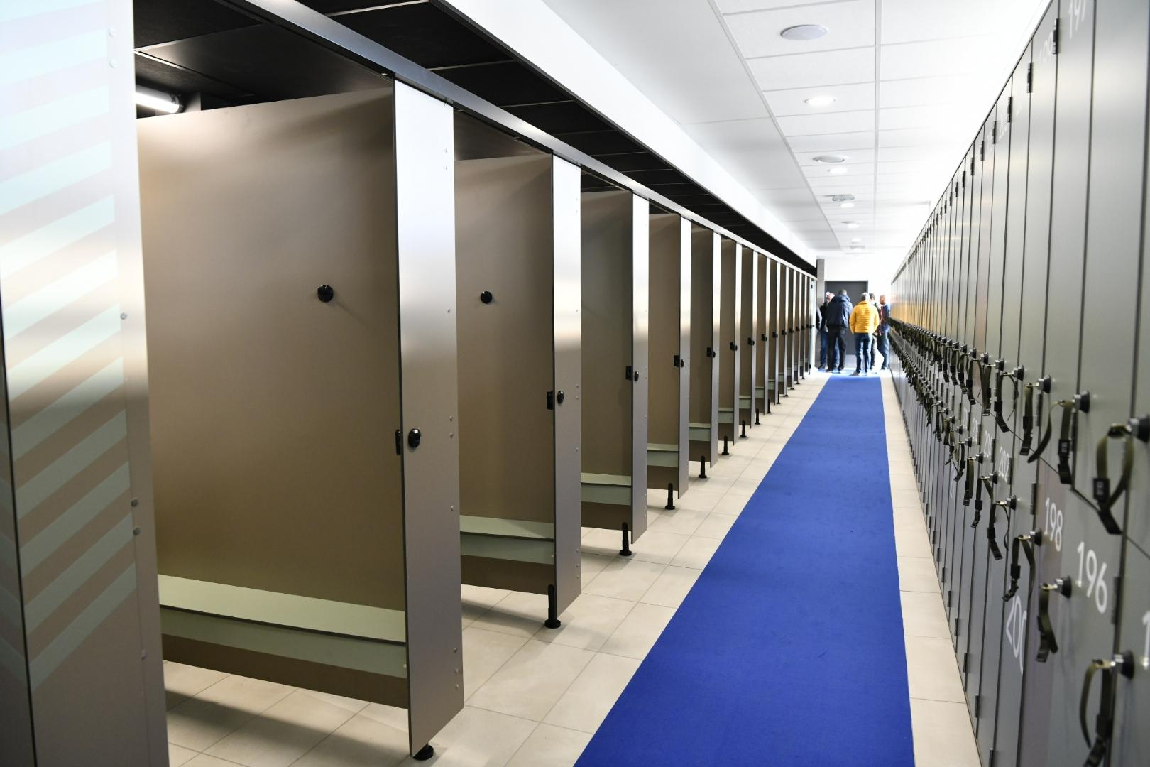 couloir de vestiaires avec cabines 