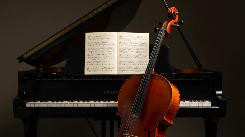 un violoncelle appuyé contre un piano