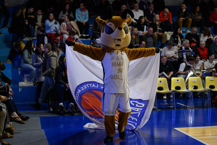 Gazou, mascotte du BLMA, avec un drapeau, public 