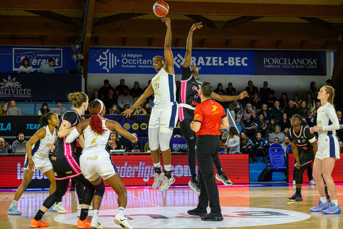 entre-deux au début du match de basket, joueuses, parquet, public