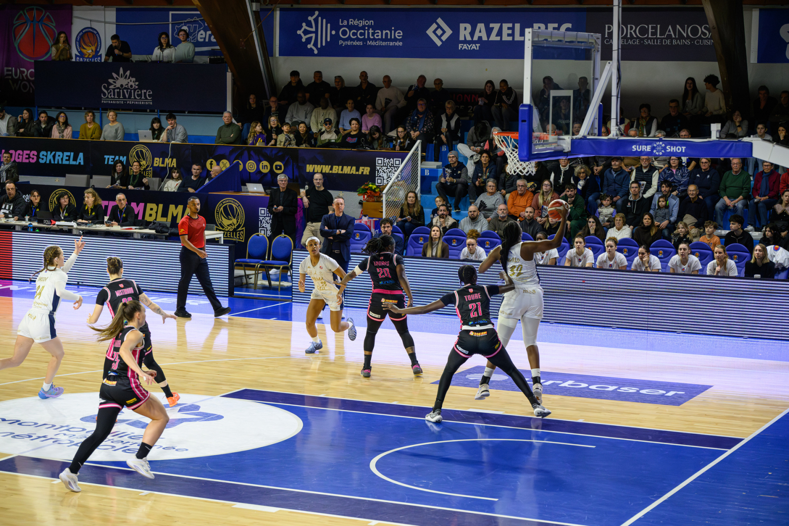  À chaque match des Gazelles, quelques joueuses du centre de formation sont sur le banc de l'équipe profesionnelle