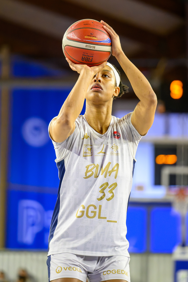 joueuse de basket Nell Angloma shoote un lancer-franc, ballon
