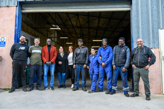 encadrants et personnes en parcours d'insertion professionnelle devant l'atelier du garage solidaire de Passerelles Synergies