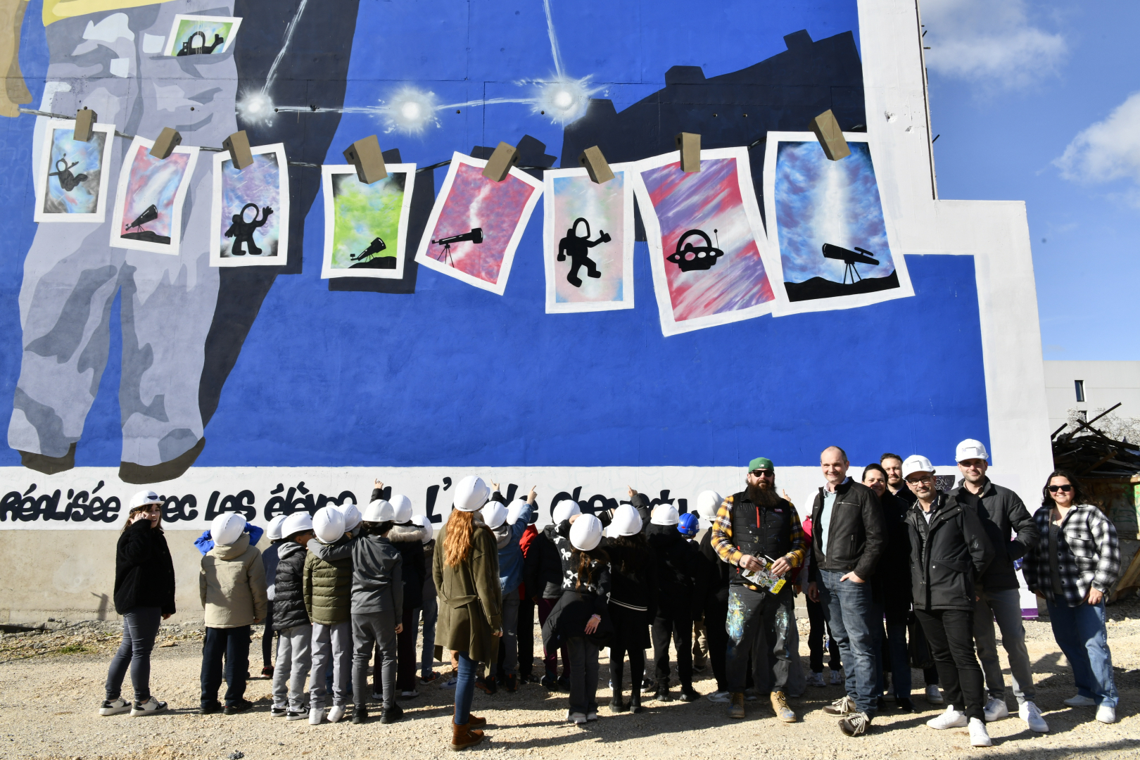 Enfants au pied de la fresque
