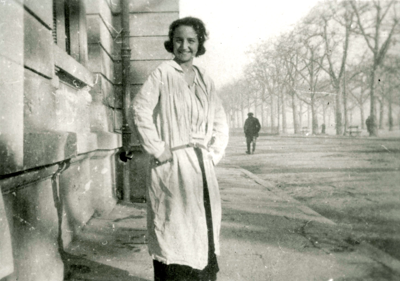 Germaine Richier, étudiante devant le musée Fabre, qui accueillait l'École des beaux-arts jusqu'à la fin des années 40