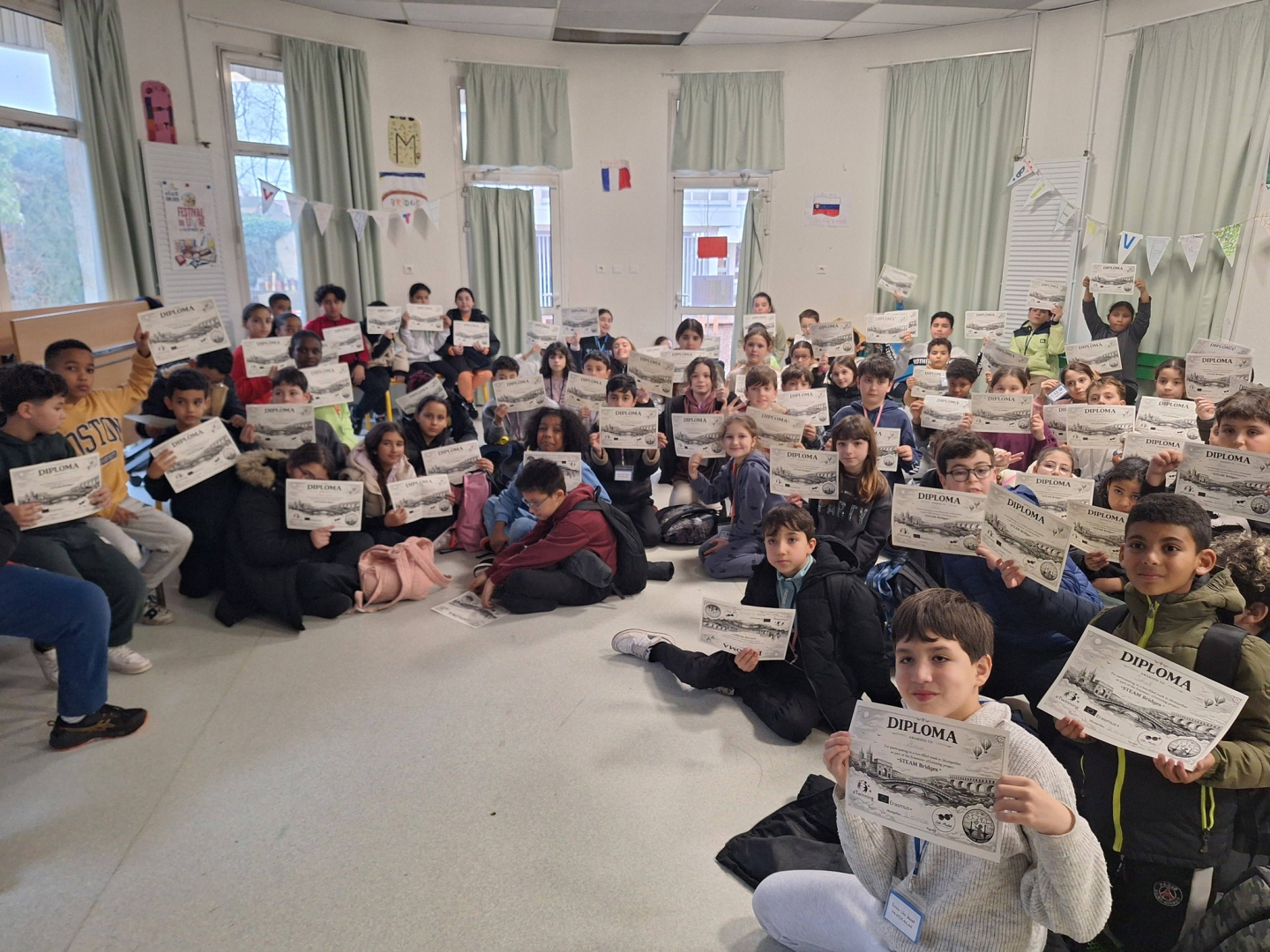enfants, remise de diplômes à tous les enfants participants  