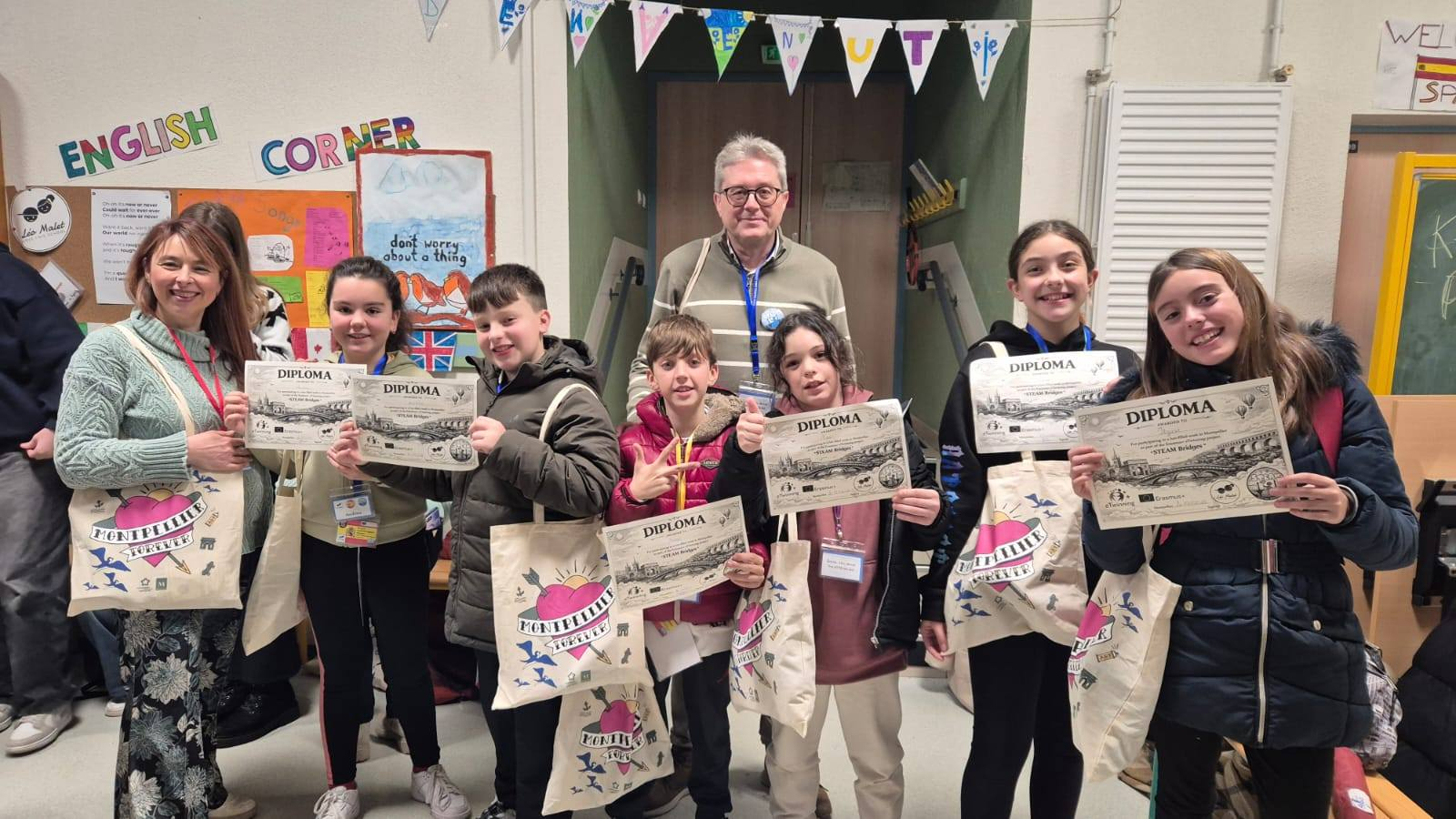 enseignants dans la classe de langues décorée, élèves, diplômes,