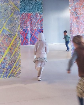 enfants qui courent dans un musée 