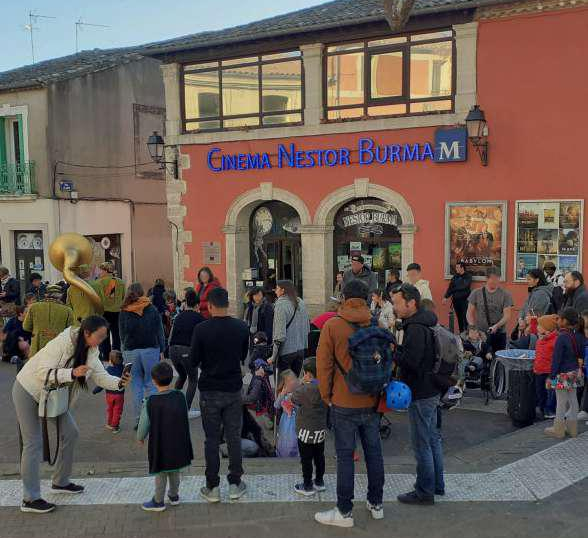 parents et enfants sur la place Renaudel à Celleneuve