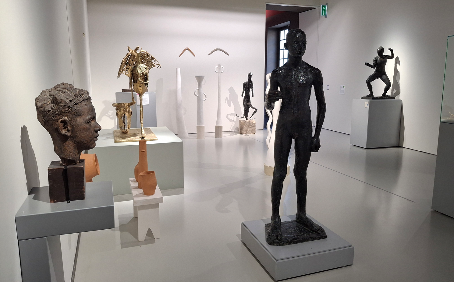 La salle 45 au musée Fabre avec des oeuvres de Germaine Richier côtoyant celles de femmes artistes contemporaines