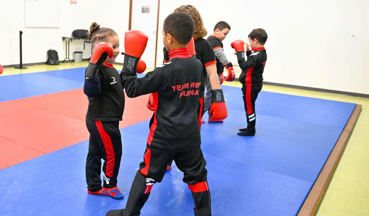 des enfants sur un dojo