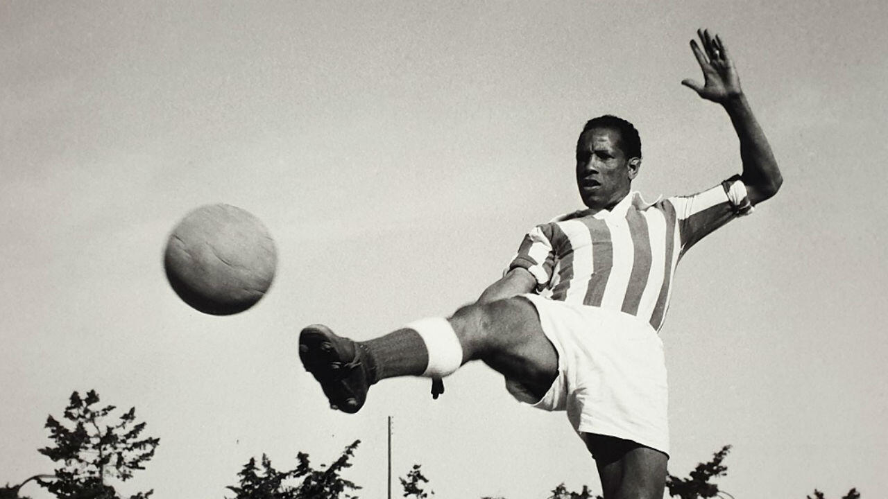 Image d'archive de Ben Barek sur un terrain de football