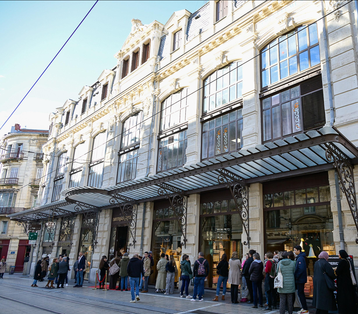 Les premiers clients de Søstrene Grene à l'ouverture de la boutique danoise
