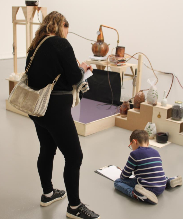 enfant et mère dans l'exposition du MO.CO