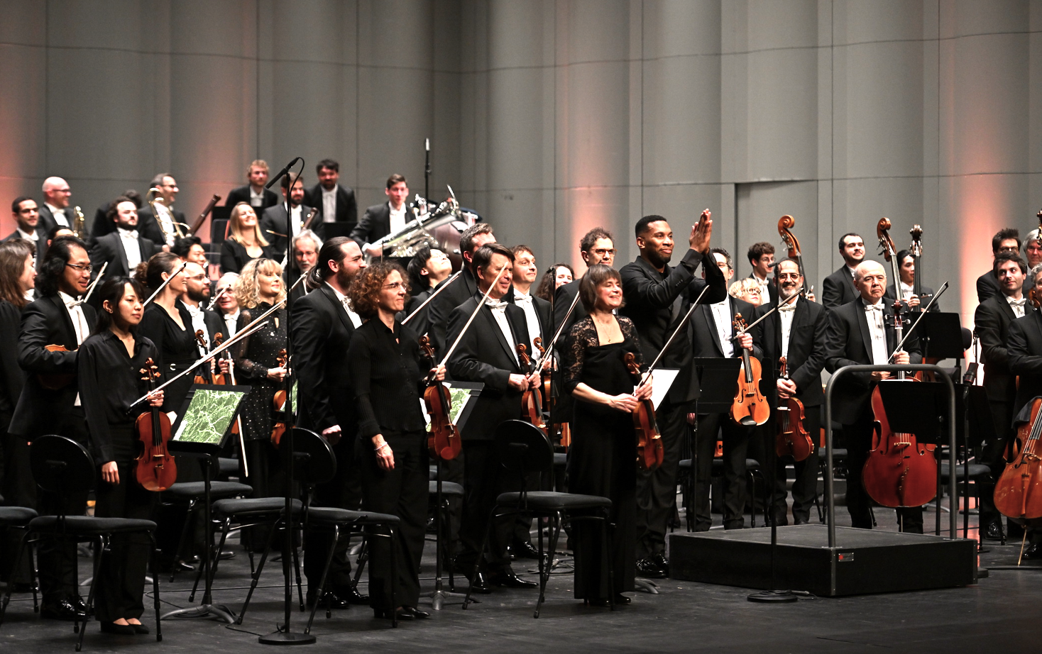 photo des musiciens de l'orchestre de montpellier saluant le public