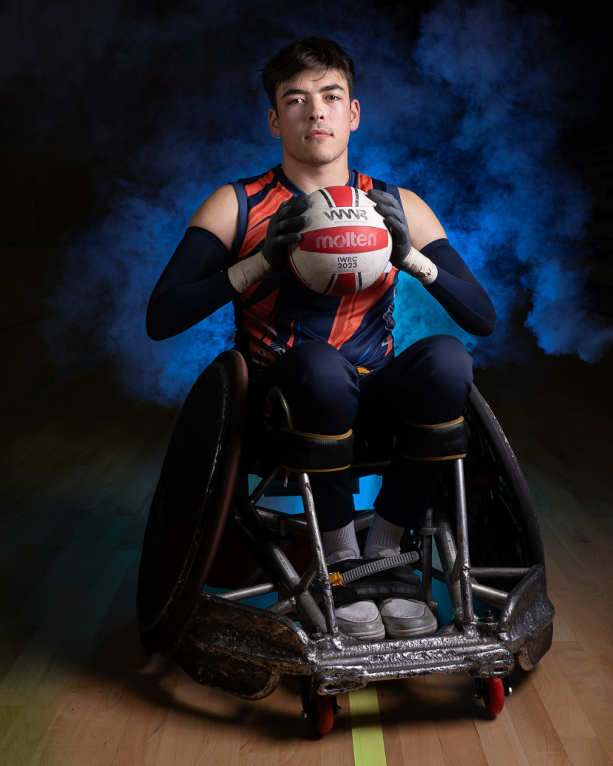 Loup Cathala, joueur de rugby fauteuil du Montpellier Handi Rugby, pose avec le ballon pour la photo officielle