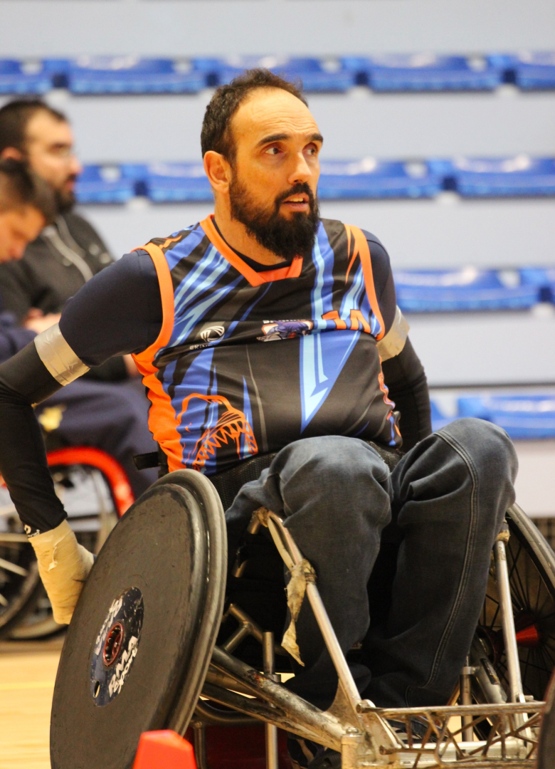 joueur de rugby fauteuil, gradins en arri&egrave;re-plan 