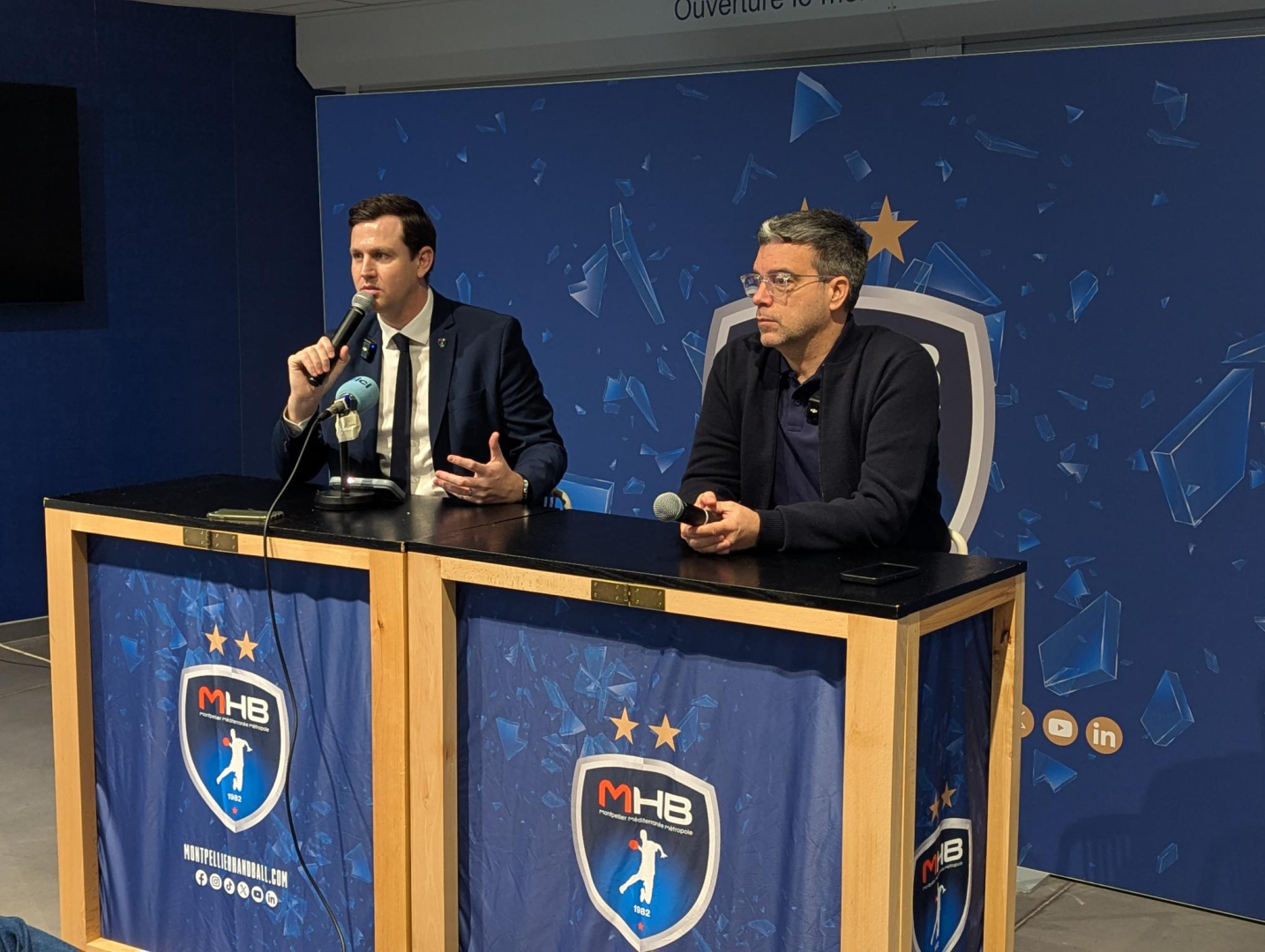 Le président Julien Dejarry et le coach Erick Mathé lors de la conférence de presse de reprise du MHB au FDI stadium