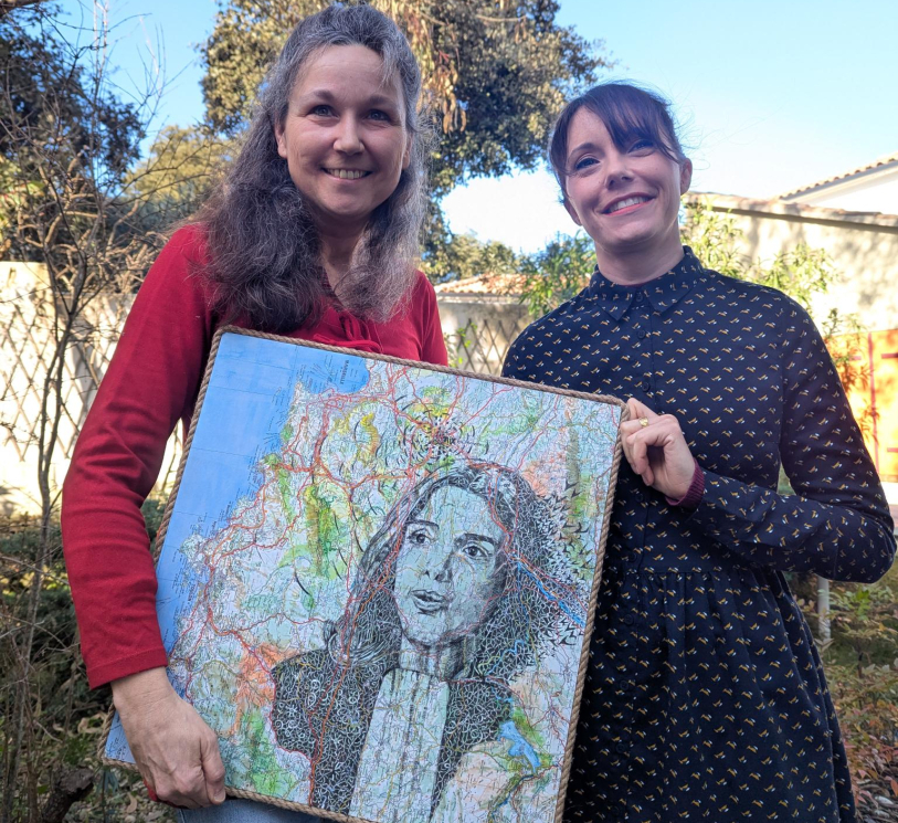 Les artistes Bénédicte Brunet et Blandine Gendre tenant le portrait de Gisèle Halimi dans le cadre du programme de la Journée internationale des droits des femmes à Castries