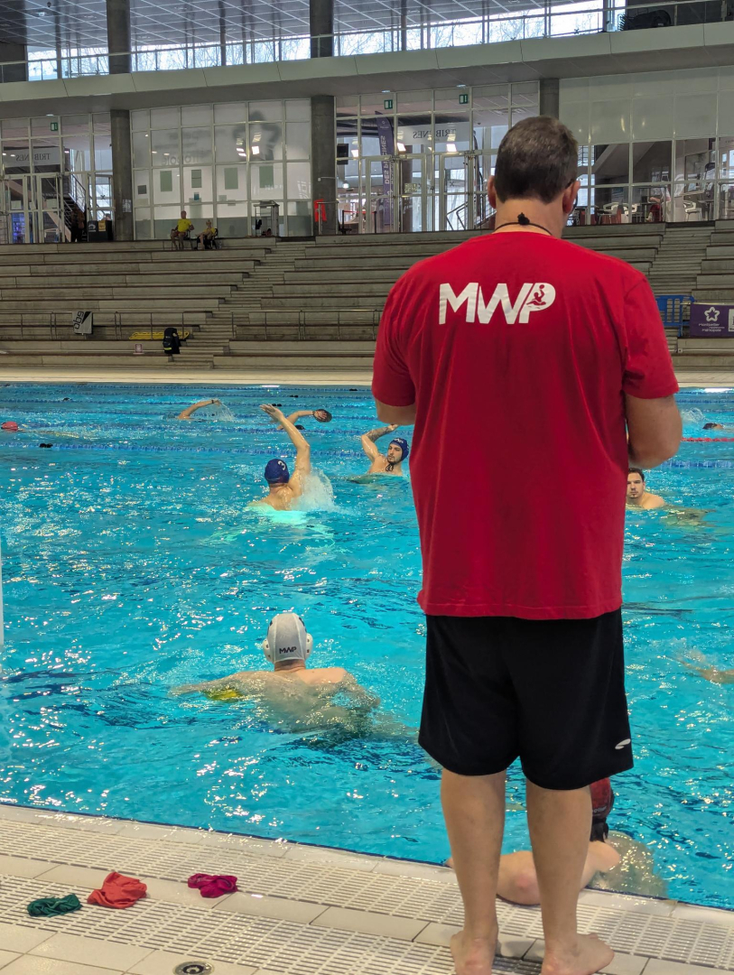 Le coach Fabien Vasseur donne ses consignes au bord du bassin