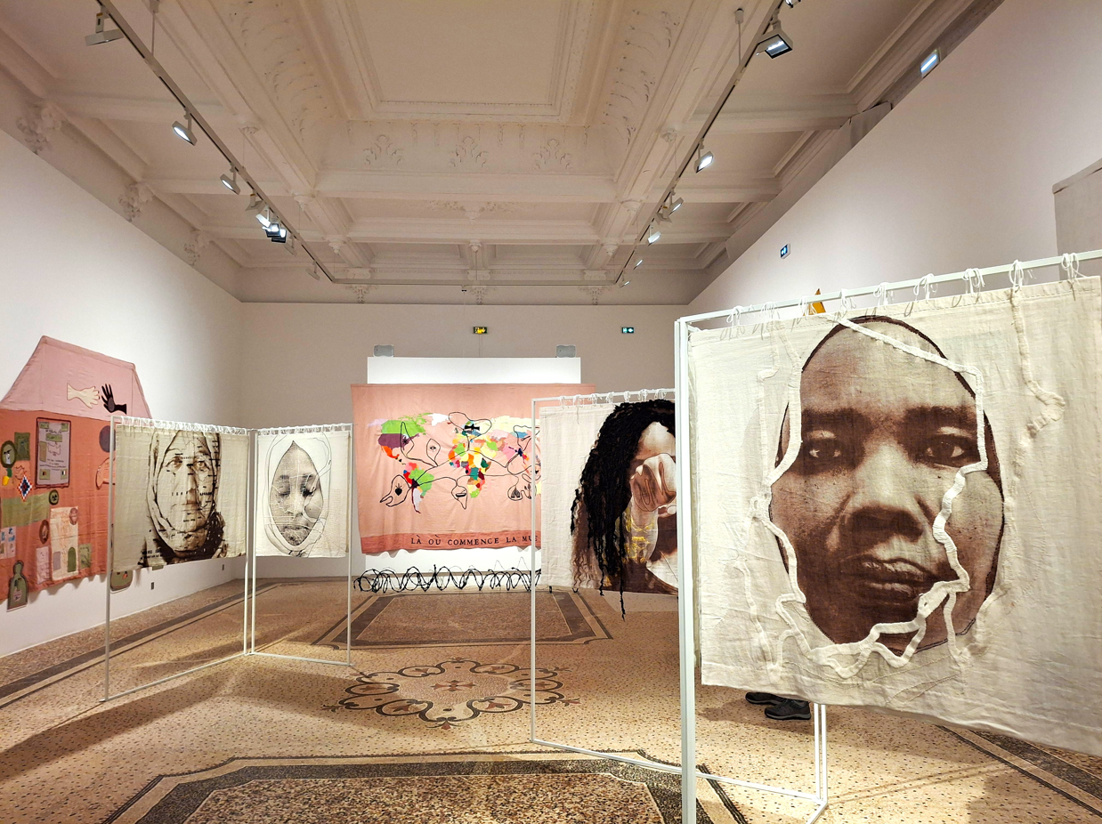 intérieur de l'espace Bagouet avec les grands paravents de l'exposition et les oeuvres aux murs