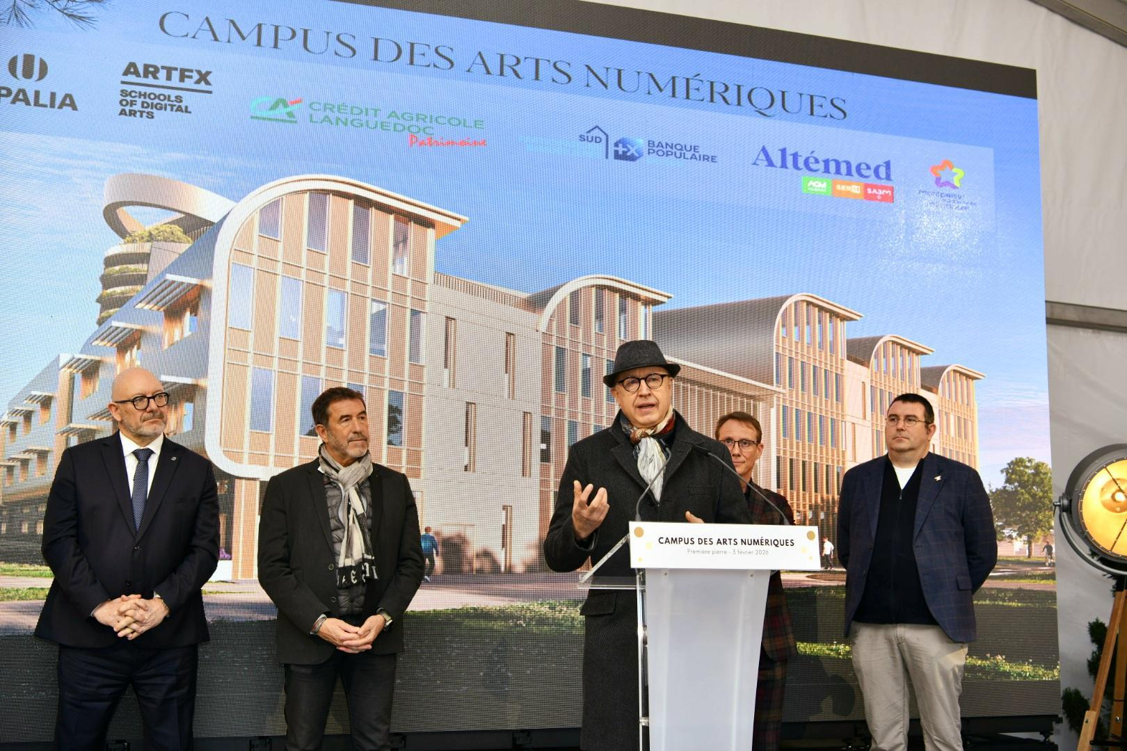 Gilbert Kiner, fondateur d’ArtFX entouré des investisseurs du Campus des arts numériques