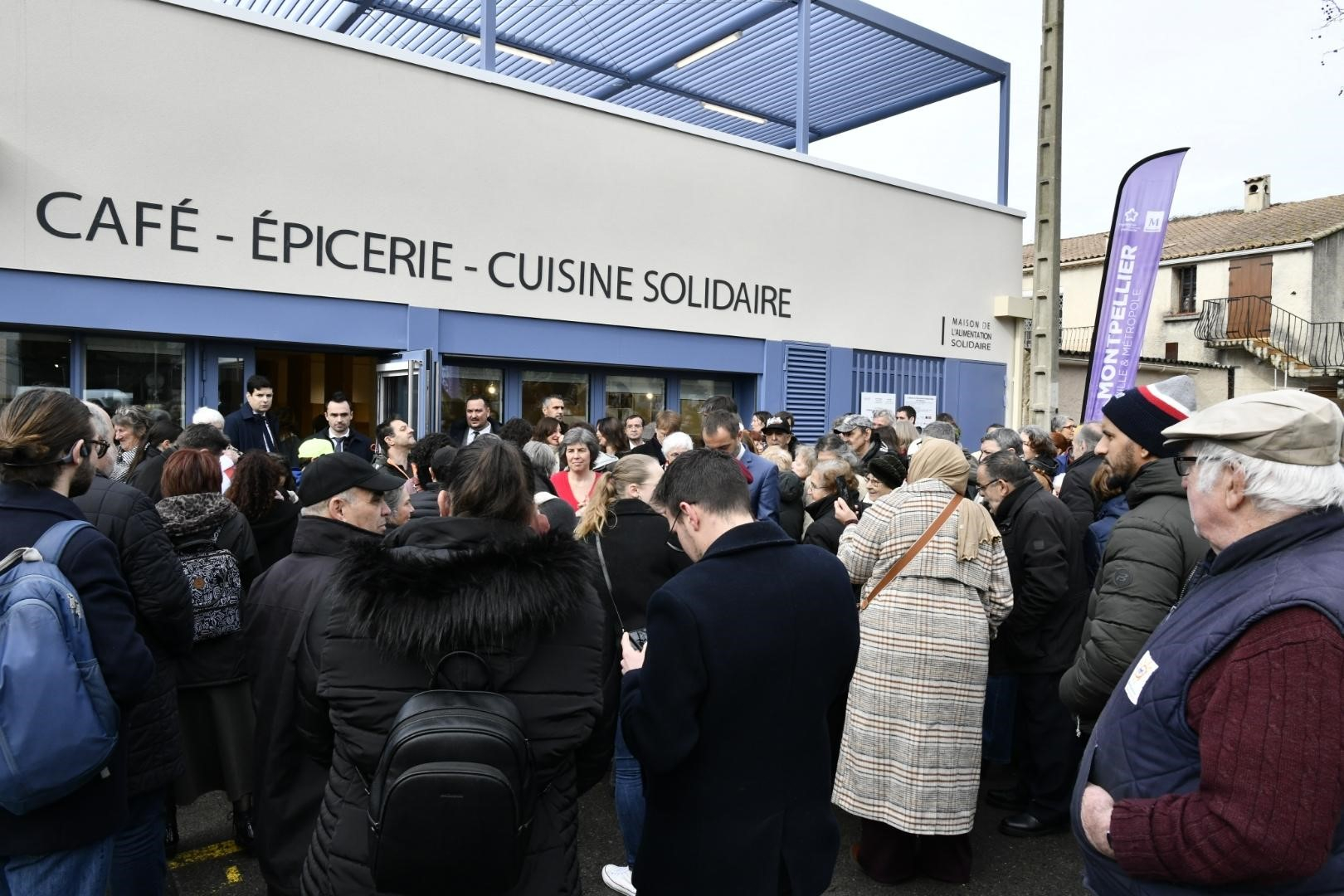 Beaucoup de monde devant les locaux