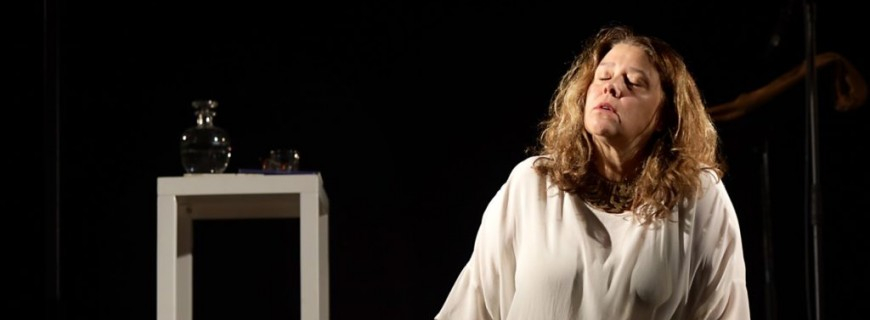 L'actrice Mama Prassinos, interprète "Ismène" sur la scène de la Passerelle, à Jacou