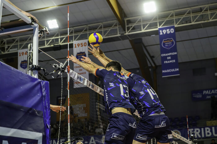 Volley ball filet joueurs ballon plafond de la salle banière 