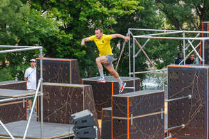 athlète de parkour en pleine action 